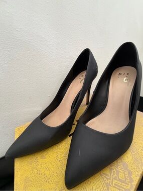 Classic Black Pointed Toe Women’s Pumps